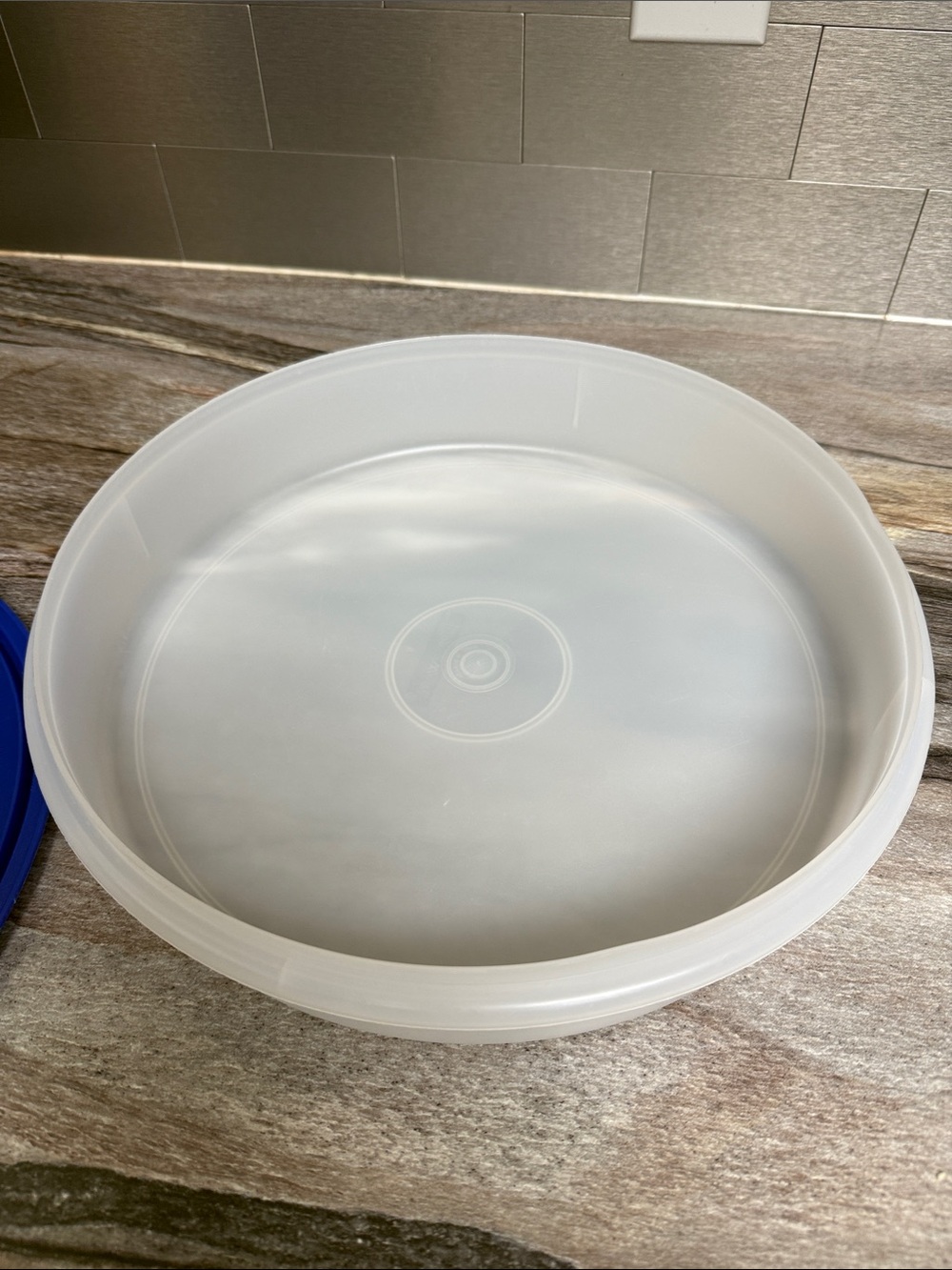 Tupperware Large Round Container - Picture 4 of 6